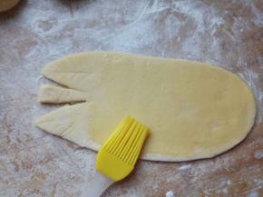 翻过来，刷油，可以撒盐或糖。