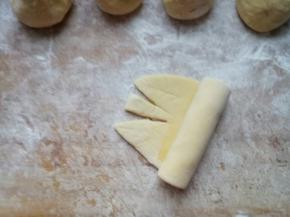 卷起来，两端向后折，捏住。