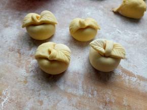 依次做好，放温暖处二次发酵。