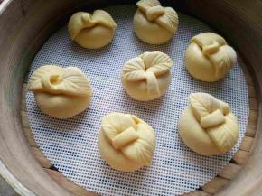 蒸笼也上锅，蒸十五分钟左右，关火稍焖。