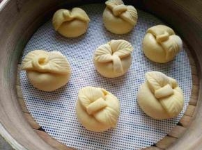 蒸笼也上锅，蒸十五分钟左右，关火稍焖。