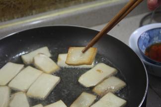 把杏鲍菇同样用黄油煎，要注意杏鲍菇要不断的翻面，让它受热均匀