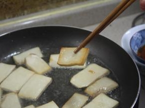 把杏鲍菇同样用黄油煎，要注意杏鲍菇要不断的翻面，让它受热均匀
