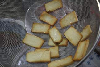 煎至两面金黄色即可，菌类一定要煎熟，生的容易引起食物中毒的现象