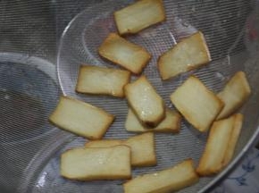 煎至两面金黄色即可，菌类一定要煎熟，生的容易引起食物中毒的现象