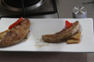 涂上美极鲜摆盘，将煎好的鹅肝摆在杏鲍菇上面