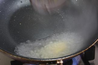 然后炒黑椒汁，锅下油将大蒜米炒至金黄