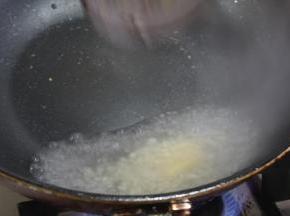 然后炒黑椒汁，锅下油将大蒜米炒至金黄