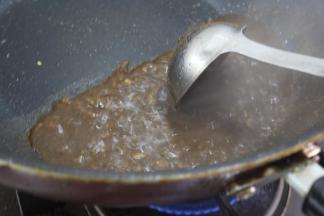 下入洋葱粒、黑胡椒粒，掺水，加味精、鸡精、东古酱油