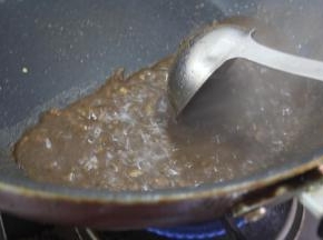 下入洋葱粒、黑胡椒粒，掺水，加味精、鸡精、东古酱油