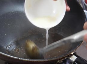 炒香后加入适量水淀粉收汁
