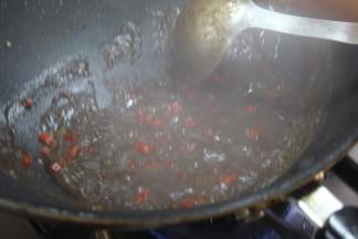 让后散入红椒粒点缀