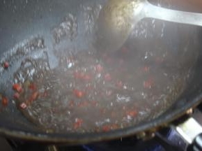 让后散入红椒粒点缀