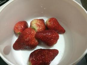 把草莓擦干水汁，放进盆子里