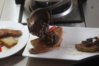 将炒好的黑椒汁淋在主料面上即可