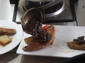 将炒好的黑椒汁淋在主料面上即可