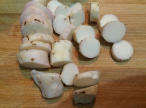 然后把山药切成小块