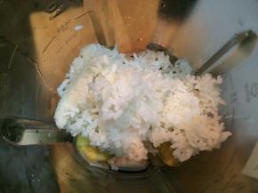 然后加入米饭适量