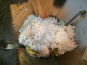 然后加入米饭适量