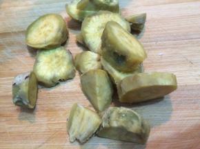 把红薯切成小块