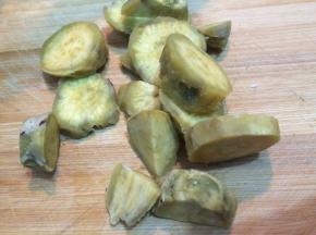 把红薯切成小块