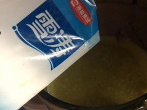 然后加入适量的盐调整即可