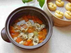 撒适量盐调味。