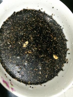 拆开倒进碗里用冷水浸泡过夜