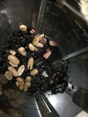 将浸泡好的料倒进破壁机里