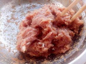 用筷子顺着一个方向搅拌，肉馅会越搅越上劲。最后搅到不会散开的肉团就可以了。盖上保鲜膜腌1个小时。