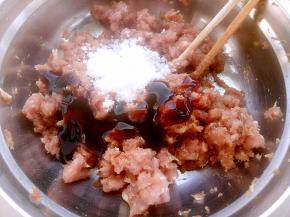 把里脊肉绞成细腻的肉馅，放入白糖、料酒、生抽、蚝油、花椒面、香油。