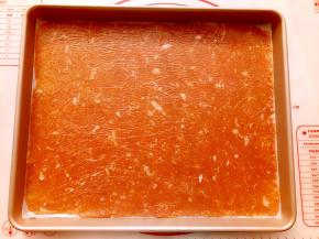 把擀好的肉片连同油纸一起放到阳晨12寸浅烤盘里，烤箱180度预热10分钟后放入，中上层12分钟。