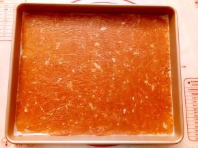 把擀好的肉片连同油纸一起放到阳晨12寸浅烤盘里，烤箱180度预热10分钟后放入，中上层12分钟。