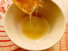 趁烘烤的时候取35克蜂蜜放入干净的小碗里滴几滴橄榄油用毛刷搅均。