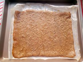 12分钟后取出烤盘，这个时候肉已经变色了，用刷子在表面刷上一层蜂蜜再撒上芝麻。然后把肉片翻过来，再刷一层蜂蜜撒上芝麻。