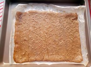 12分钟后取出烤盘，这个时候肉已经变色了，用刷子在表面刷上一层蜂蜜再撒上芝麻。然后把肉片翻过来，再刷一层蜂蜜撒上芝麻。