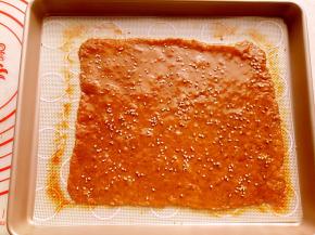 把烤盘继续放到烤箱里烘烤12分钟左右。上色即可出炉。