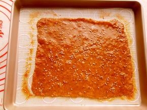 把烤盘继续放到烤箱里烘烤12分钟左右。上色即可出炉。