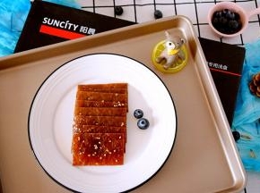 然后切成小块就可以享用了。