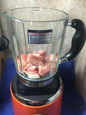 将肉加入破壁机杯内