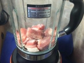 将肉加入破壁机杯内