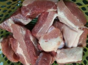 将五花肉去皮切大块，并冲洗干净