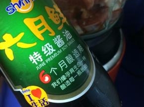 再加入生抽和清水适量