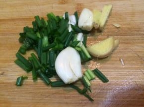 把香葱、生姜、大蒜切好待用