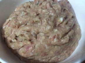 肉泥就做好啦，放进冰箱，第二天早上可以用啦