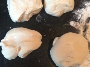 酵母用温水浸泡后，加入中粉、食用油和适量清水至面包机 启动面包机，和成团，这个时候我就放进冰箱啦 第二天早上取出来分成60克左右的小团，静止15分钟