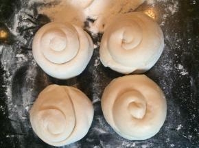 再从一头卷起来，成一个圆柱状