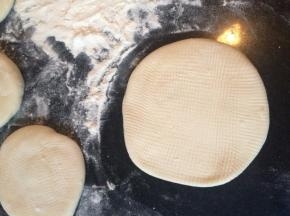 用擀面仗擀成圆饼状