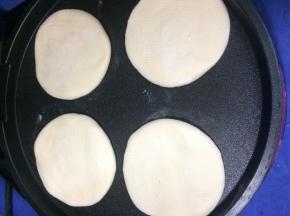 预热电饼档，加入圆饼