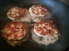 开中火慢煎 一边煎好后翻个面，煎到两边金黄色后即可